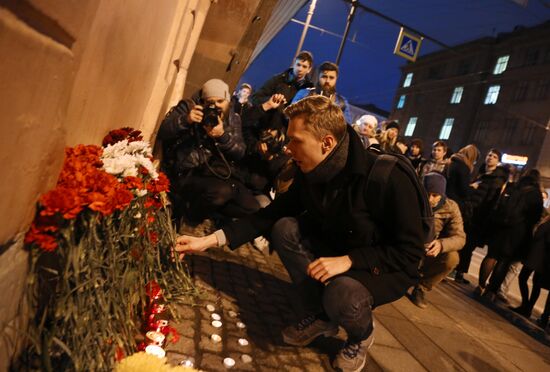 Flowers laid in memory of St. Petersburg metro blast victims