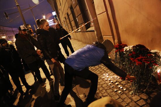 Flowers in memory of St. Petersburg metro blast victims