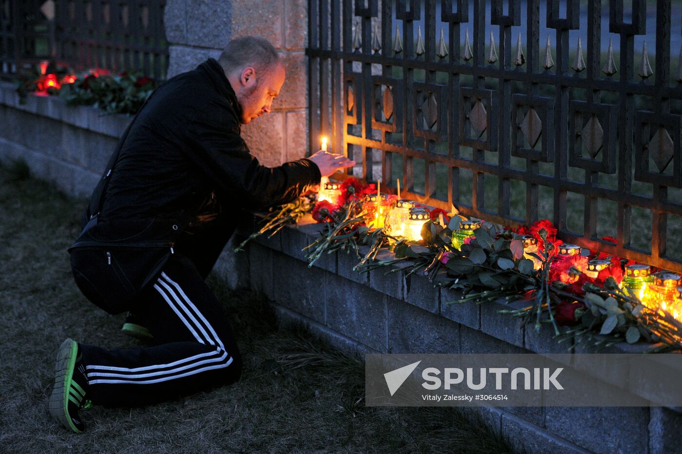 Flowers laid at Russian Embassies in memory of St. Petersburg metro blast victims