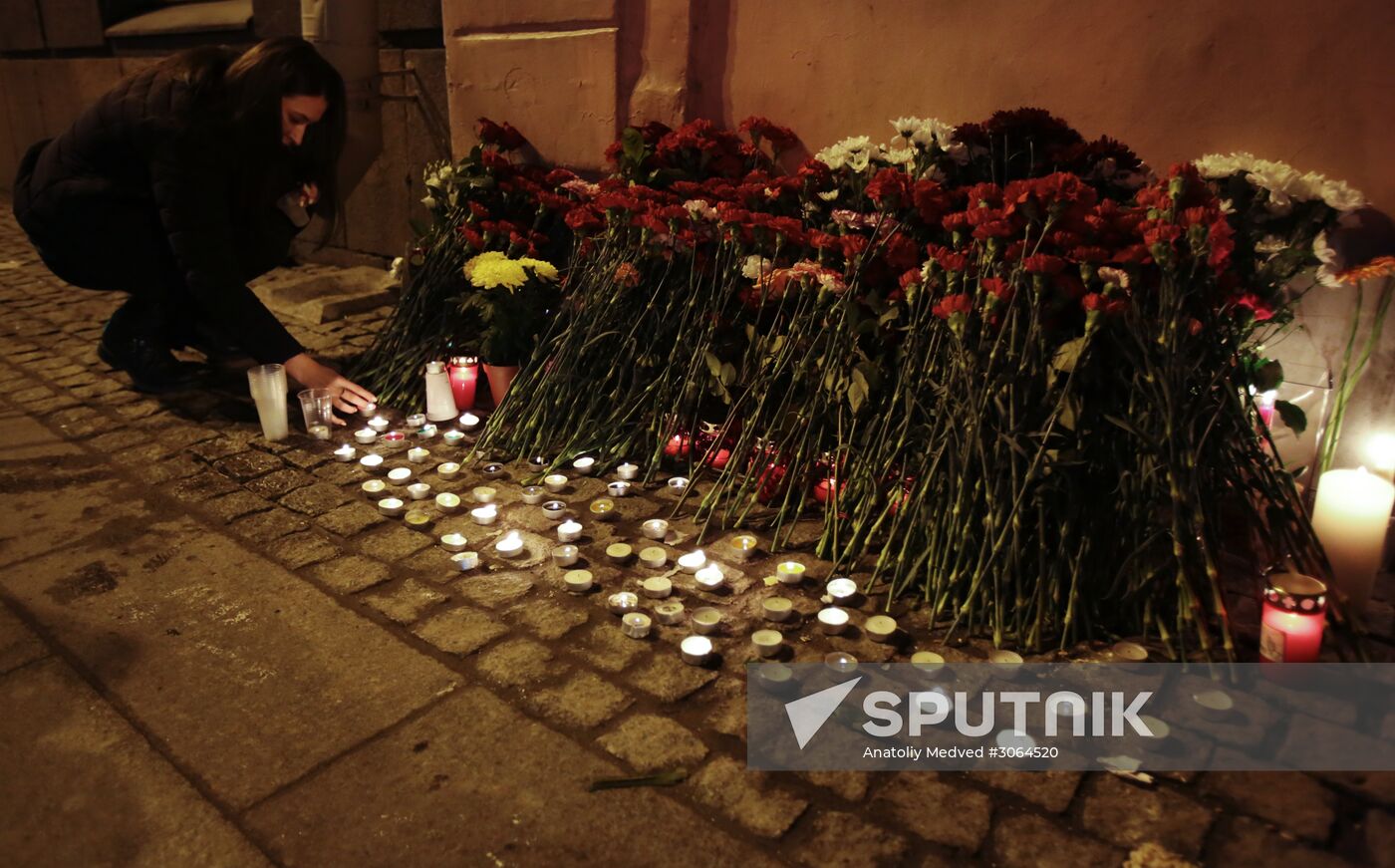 Flowers in memory of St. Petersburg metro blast victims