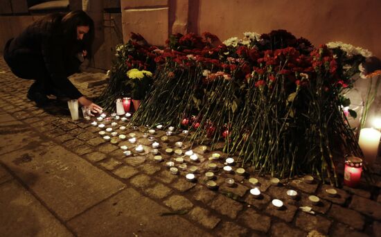 Flowers in memory of St. Petersburg metro blast victims