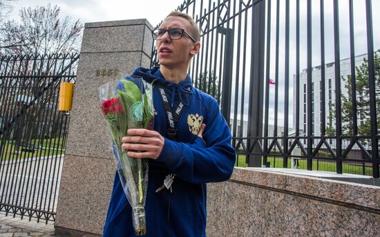 Flowers laid at Russian Embassies in memory of St. Petersburg metro blast victims