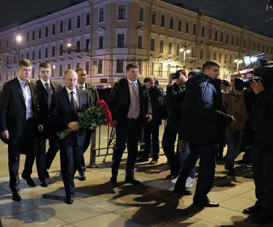President Putin lays flowers at Tekhnologichesky Institute metro station