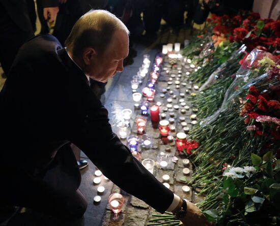 President Putin lays flowers at Tekhnologichesky Institute metro station
