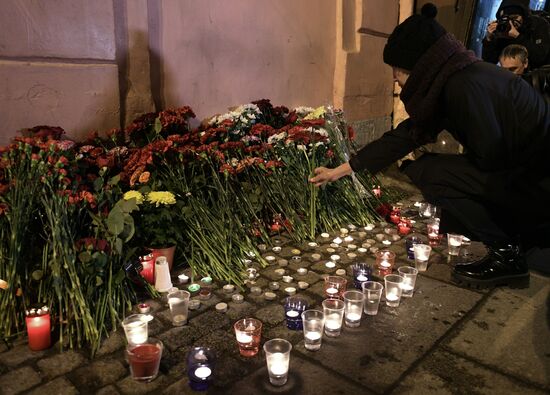 Flowers in memory of St. Petersburg metro blast victims