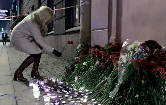 Flowers in memory of St. Petersburg metro blast victims