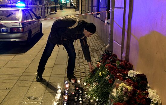 Flowers in memory of St. Petersburg metro blast victims