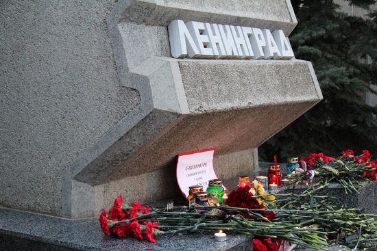 Flowers in memory of St. Petersburg metro blast victims