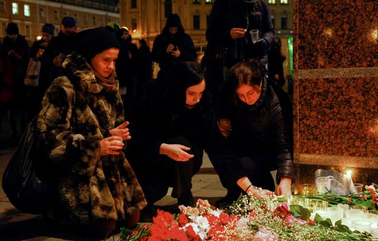 Flowers in memory of St. Petersburg metro blast victims