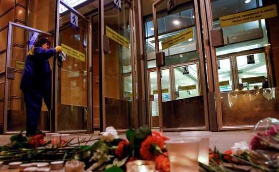 Flowers in memory of St. Petersburg metro blast victims