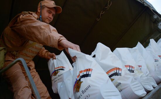 Syrian residents get Russian humanitarian relief aid