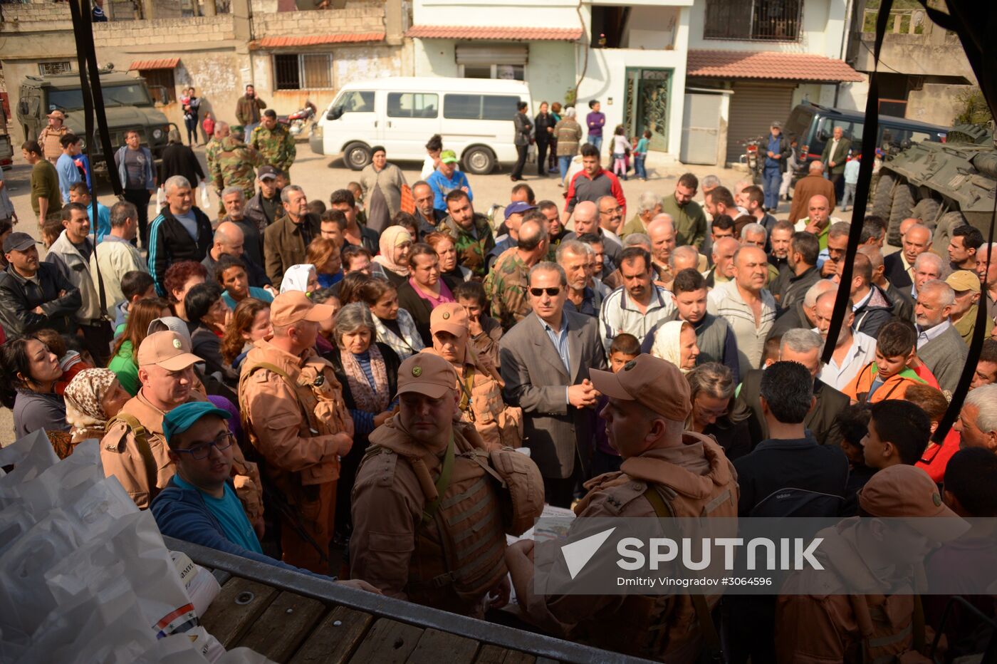 Syrian residents get Russian humanitarian relief aid