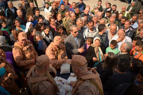 Syrian residents get Russian humanitarian relief aid