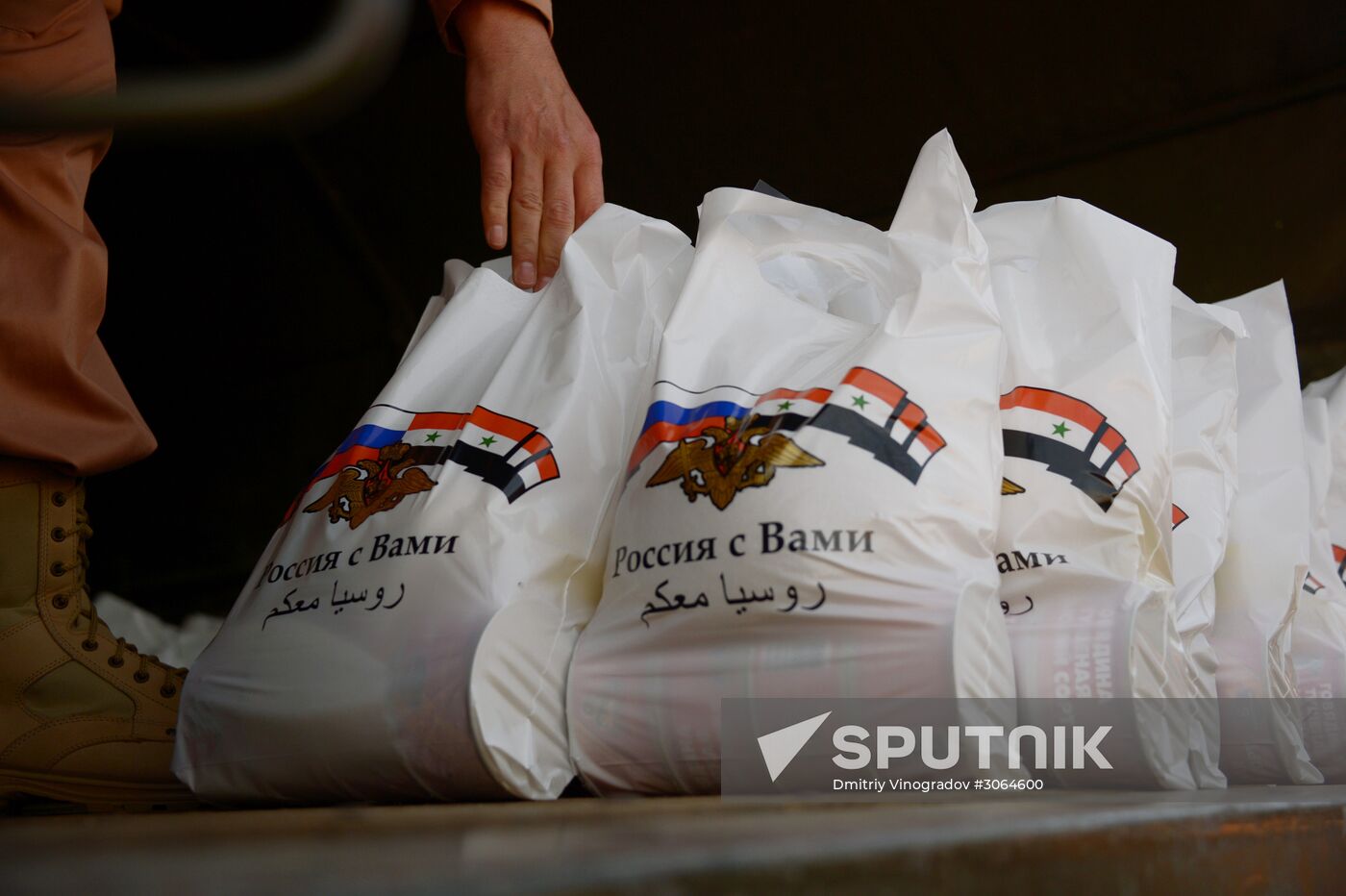 Syrian residents get Russian humanitarian relief aid
