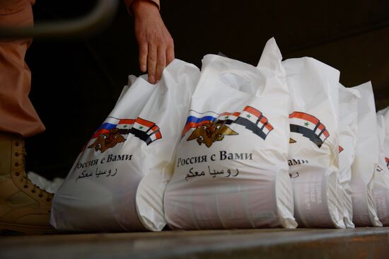 Syrian residents get Russian humanitarian relief aid