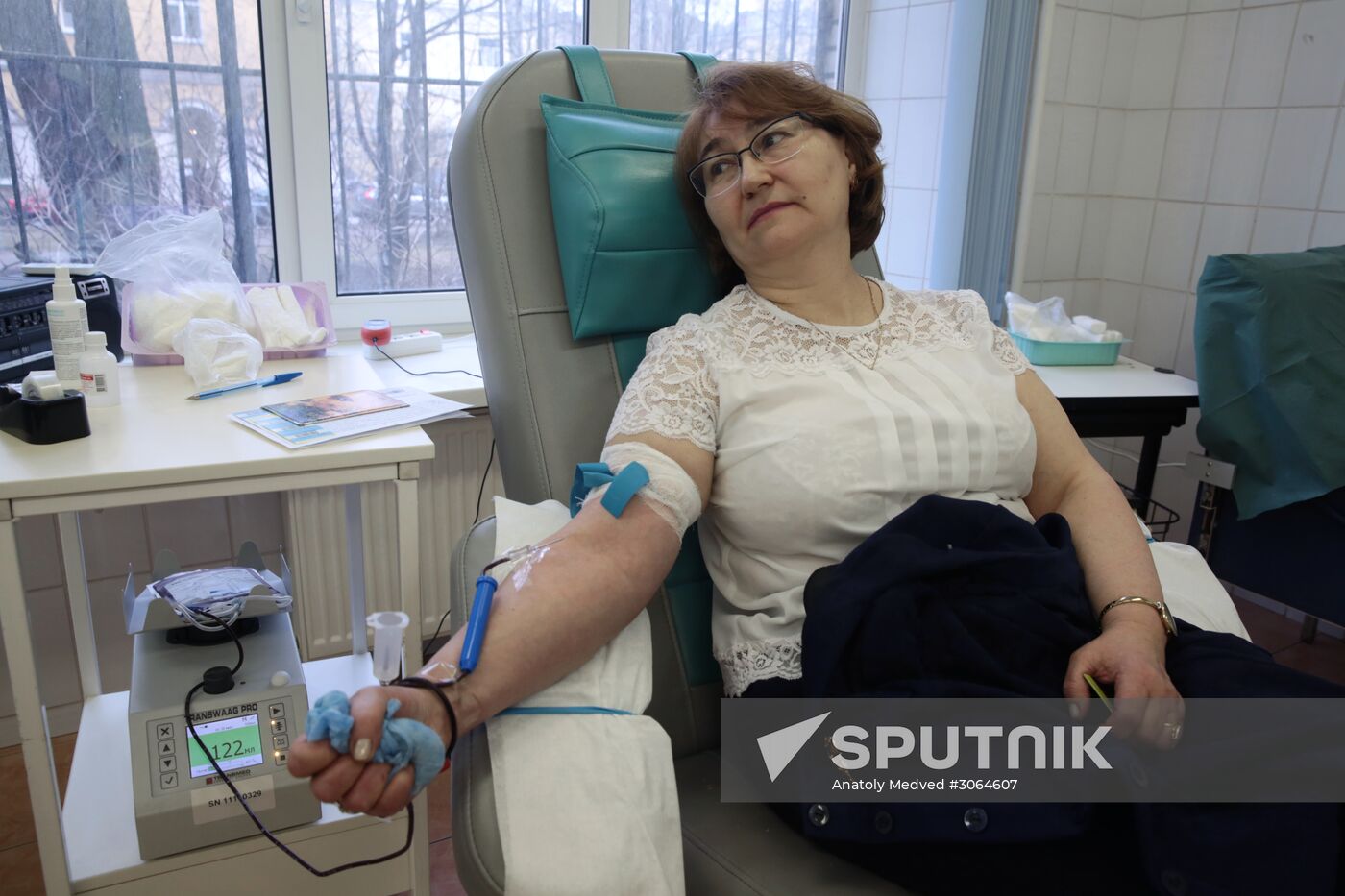 St. Petersburg residents donate blood for metro explosion casualties