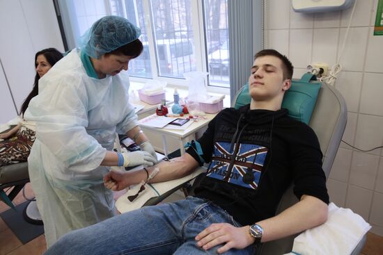 St. Petersburg residents donate blood for metro explosion casualties