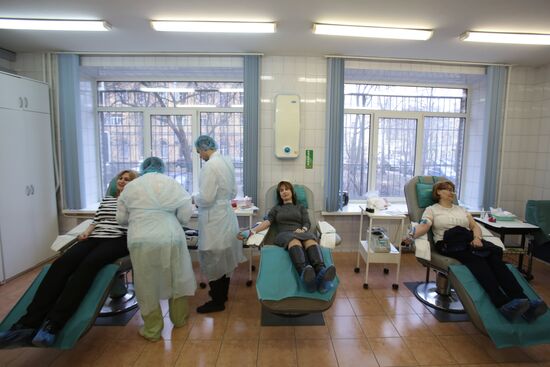 St. Petersburg residents donate blood for metro explosion casualties
