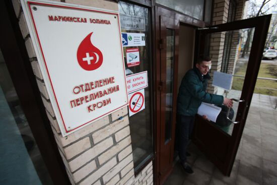 St. Petersburg residents donate blood for metro explosion casualties