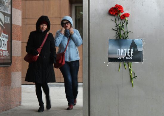 Flowers in memory of victims of St. Petersburg metro explosions