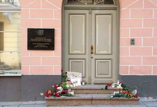 Flowers near Russian embassies abroad in memory of St. Petersburg metro explosion victims