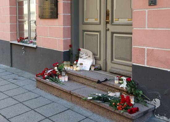 Flowers near Russian embassies abroad in memory of St. Petersburg metro explosion victims