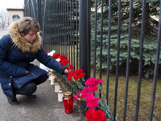 Flowers laid at Russian Embassies in memory of St. Petersburg metro blast victims