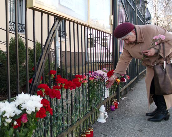 Flowers laid at Russian Embassies in memory of St. Petersburg metro blast victims