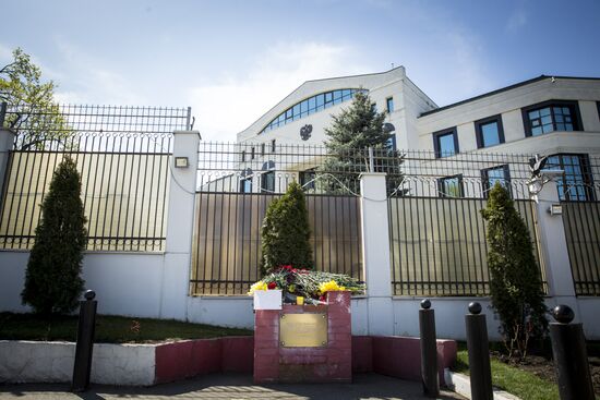 Flowers laid at Russian Embassies in memory of St. Petersburg metro blast victims