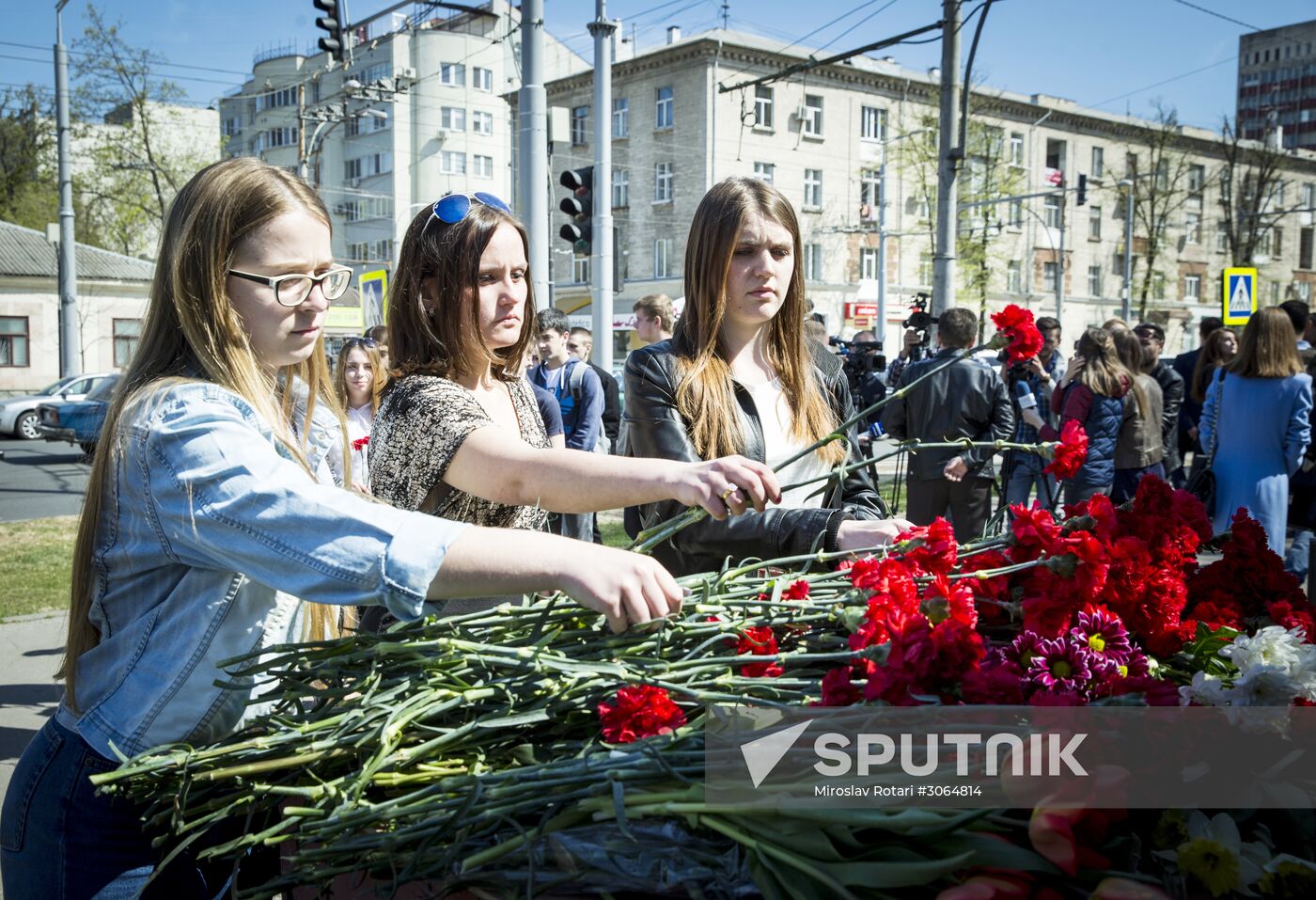 Flowers laid at Russian Embassies in memory of St. Petersburg metro blast victims