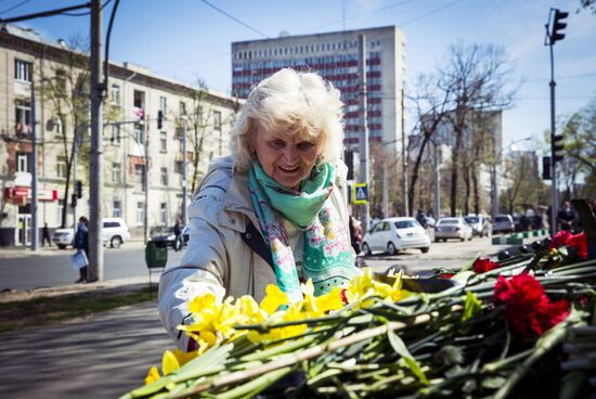 Flowers laid at Russian Embassies in memory of St. Petersburg metro blast victims