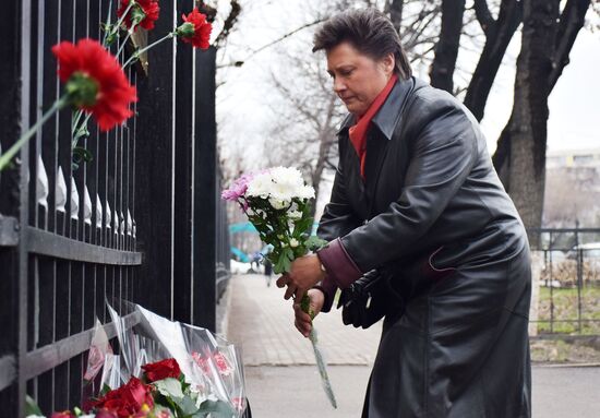 Flowers laid at Russian Embassies in memory of St. Petersburg metro blast victims