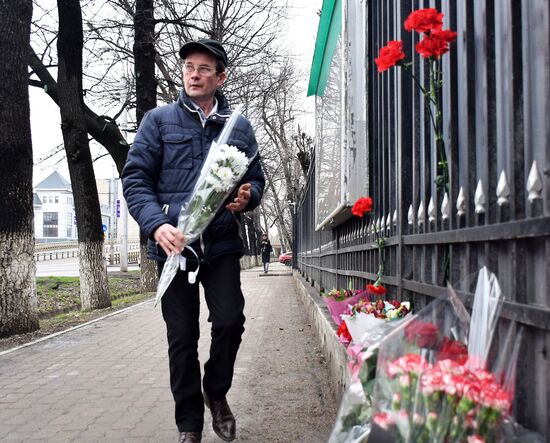 Flowers laid at Russian Embassies in memory of St. Petersburg metro blast victims