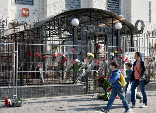 Flowers at Russian Embassies in memory of St. Petersburg Metro blast victims