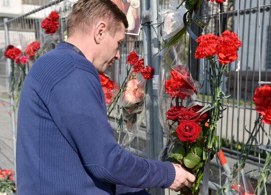 Flowers at Russian embassies worldwide in memory of St. Petersburg metro blast victims