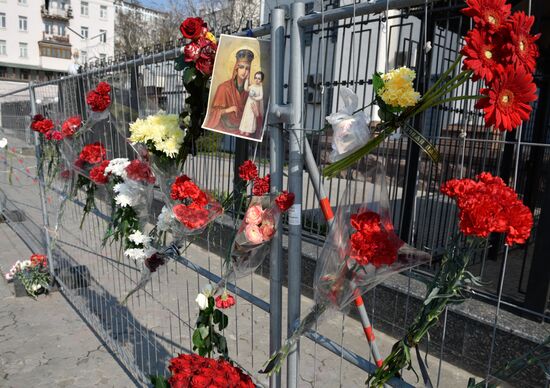Flowers at Russian Embassies in memory of St. Petersburg Metro blast victims