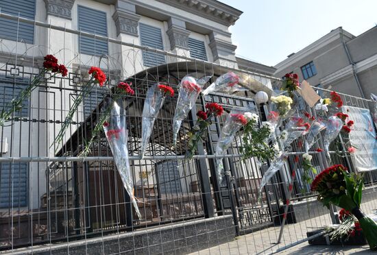 Flowers at Russian Embassies in memory of St. Petersburg Metro blast victims