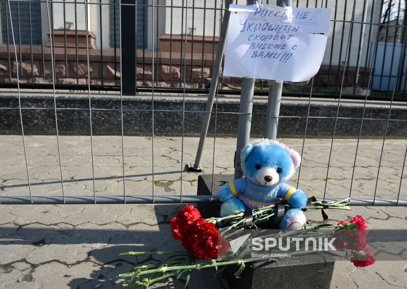 Flowers at Russian embassies worldwide in memory of St. Petersburg metro blast victims