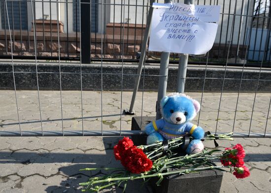 Flowers at Russian embassies worldwide in memory of St. Petersburg metro blast victims