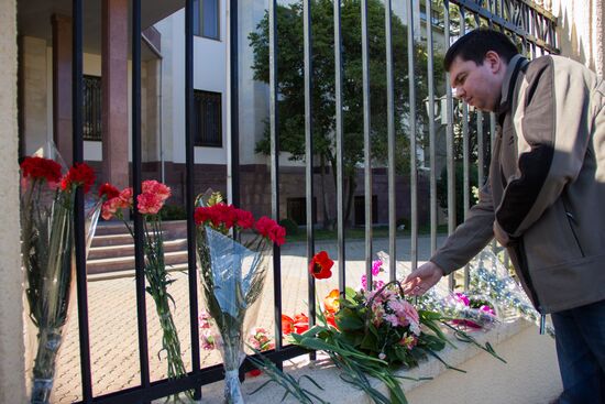 Flowers at Russian embassies worldwide in memory of St. Petersburg metro blast victims