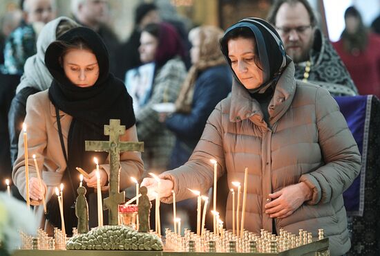 Memorial service for victims of St. Petersburg Metro blast at St. Trinity Cathedral in St. Petersburg