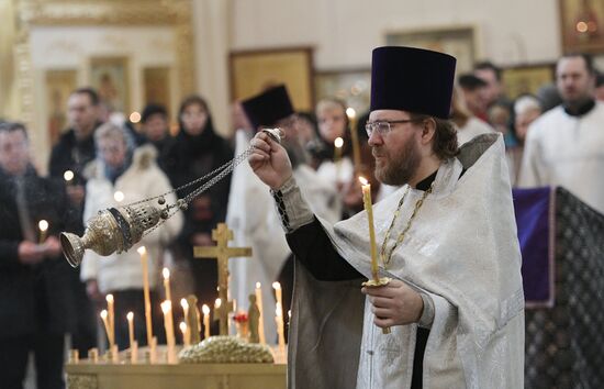 Memorial service for victims of St. Petersburg Metro blast at St. Trinity Cathedral in St. Petersburg