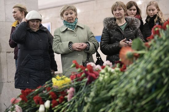 People bring flowers at Tekhnologichesky Institut