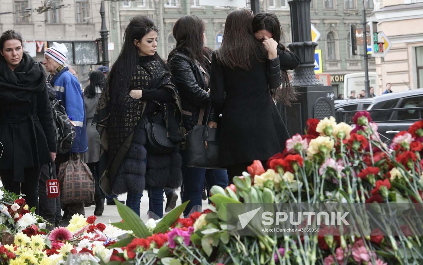 People bring flowers at Tekhnologichesky Institut station