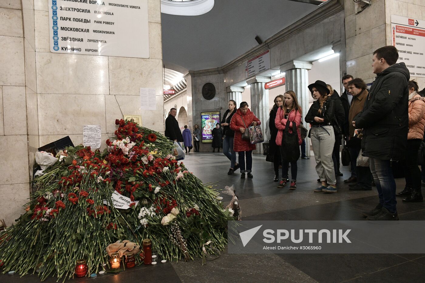 People bring flowers at Tekhnologichesky Institut station