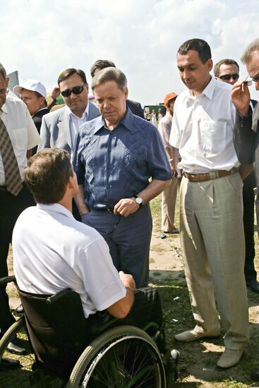 Boris Gromov tours Drakino sports and entertainment center