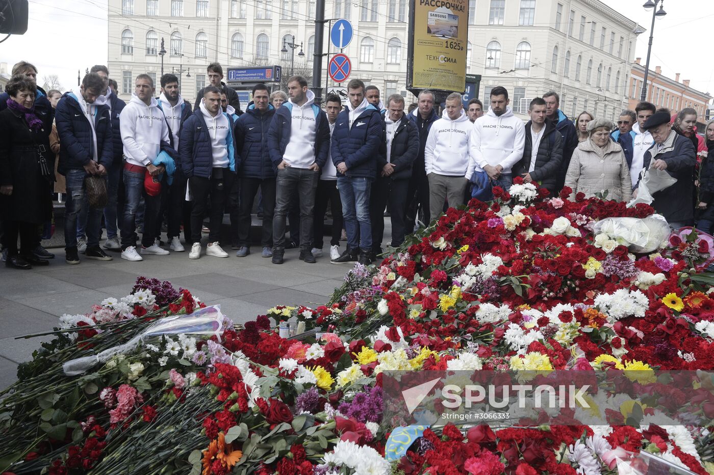 People bring flowers to Tekhnologichesky Institut station