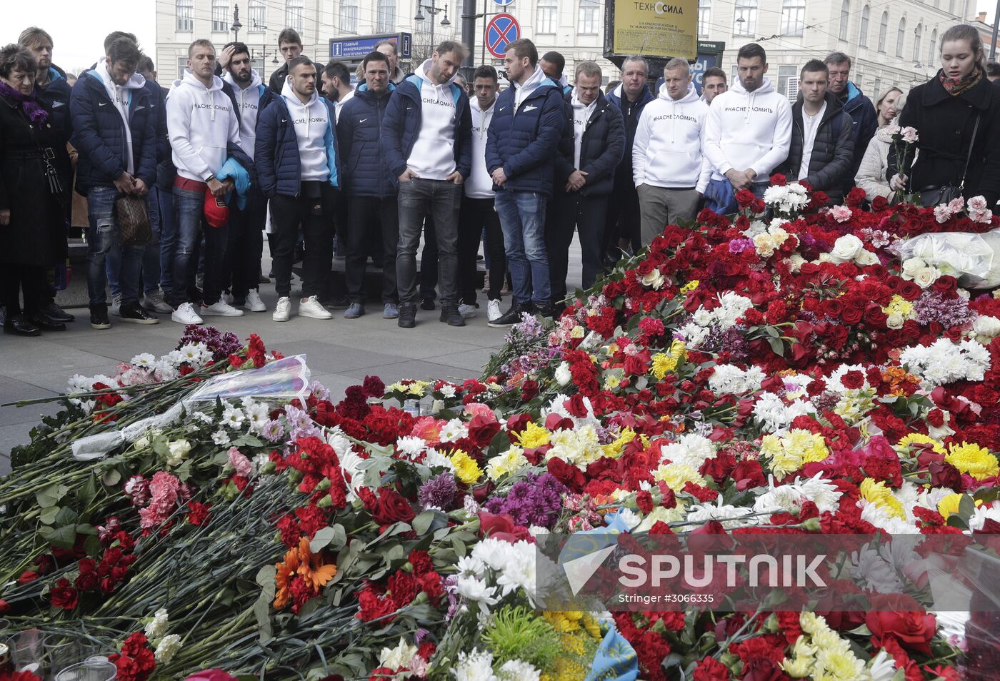 People bring flowers to Tekhnologichesky Institut station