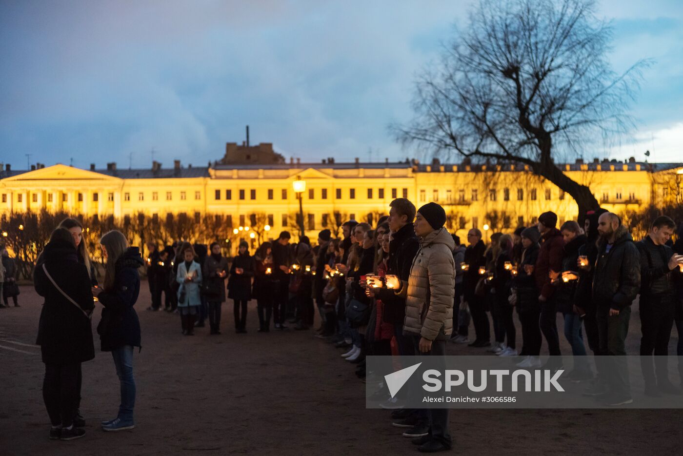St. Petersburg residents form 14:40 figure to honor those killed in metro blast