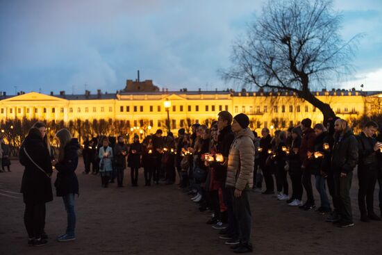 St. Petersburg residents form 14:40 figure to honor those killed in metro blast